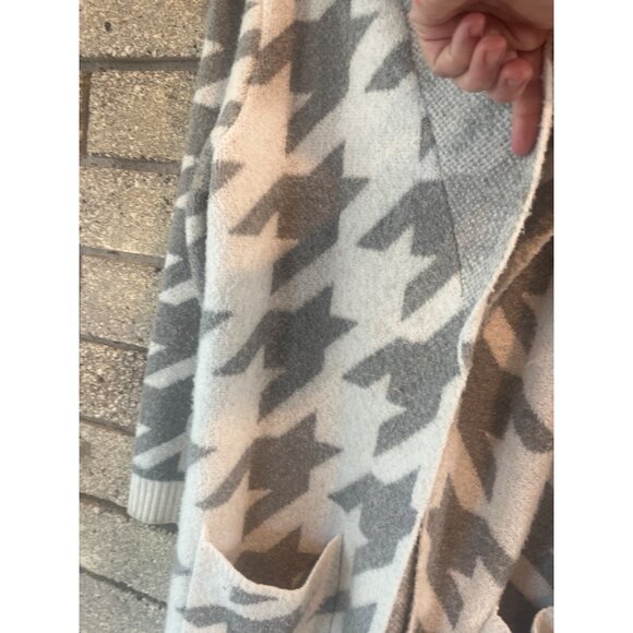 Cozy Gray & White Houndstooth Open Front Cardigan With Pockets - Picture 3 of 10